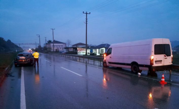 Otomobil ile minibüs çarpıştı: 4 yaralı