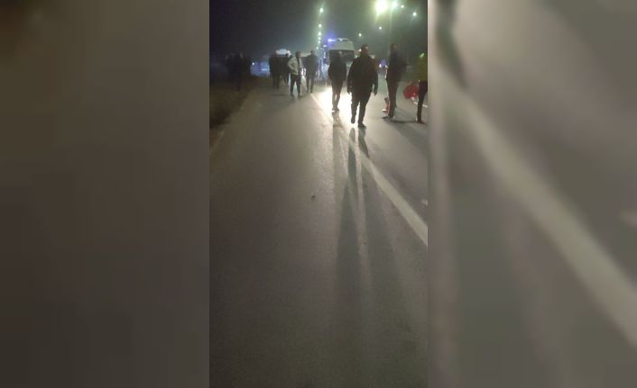 Otomobil ile motosiklet çarpıştı: 1’i ağır 2 yaralı