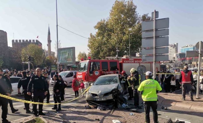 Otomobil ışıkta bekleyen yayaların arasına daldı: 5 yaralı
