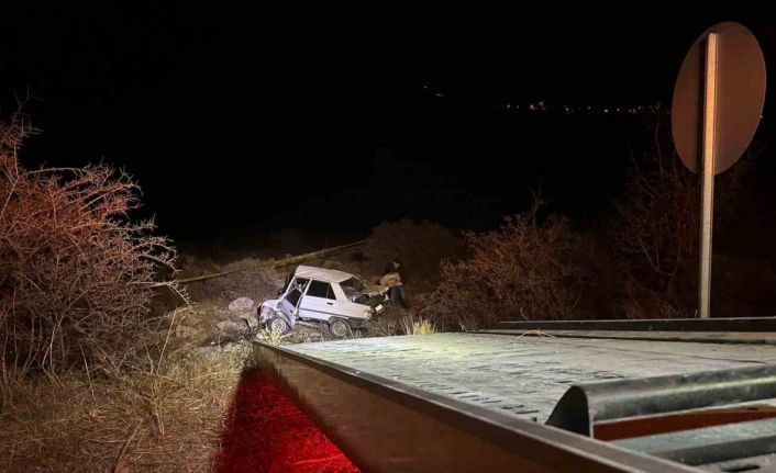 Otomobil kayalıklara çarptı: 1 ölü, 1 yaralı