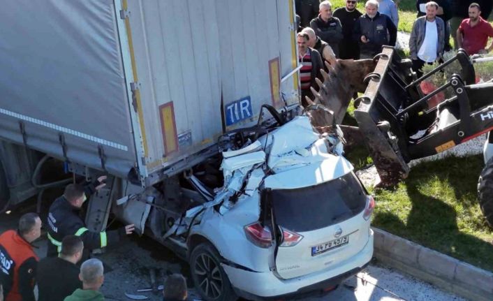 Otomobil tırın altına girdi: Özel eğitim öğretmeni hayatını kaybetti