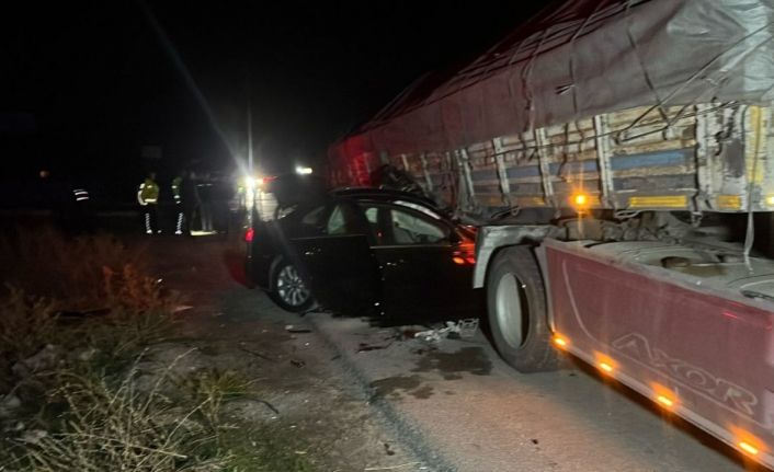 Otomobil tırla çarpıştı: 2 ölü, 2 yaralı