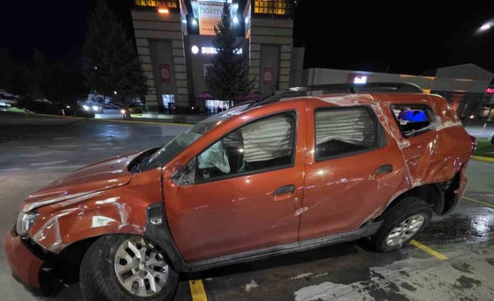 Otomobil yoldan çıkarak bariyerlere çarptı, 2 kişi yaralandı