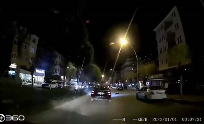 Otomobilin altında kalan kedi telef oldu