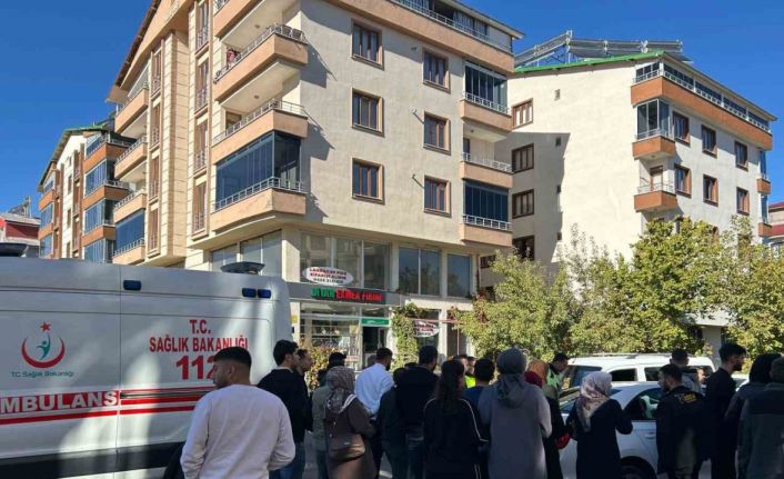 Otomobilin çarptığı 2 öğrenci yaralandı