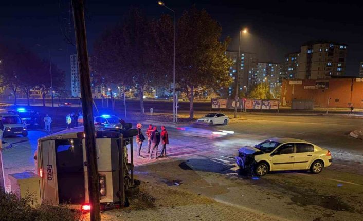 Otomobilin çarptığı servis yan yattı: 2 yaralı