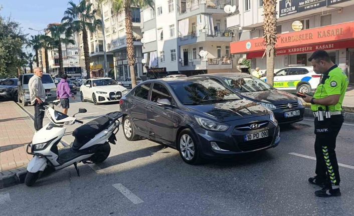 Otomobilin sağından geçmek isterken aynı yöne dönmek isteyen otomobile çarptı