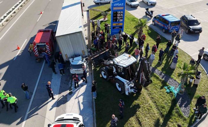 Otomobilin tırın altına girdiği kaza kamerada