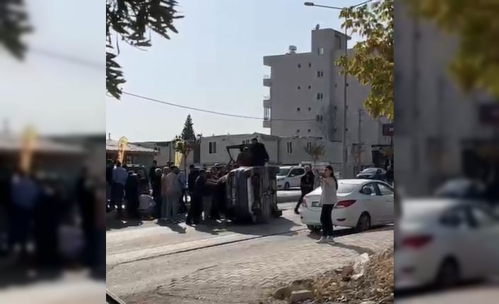 Otomobille çarpışan araç devrildi: 1 yaralı