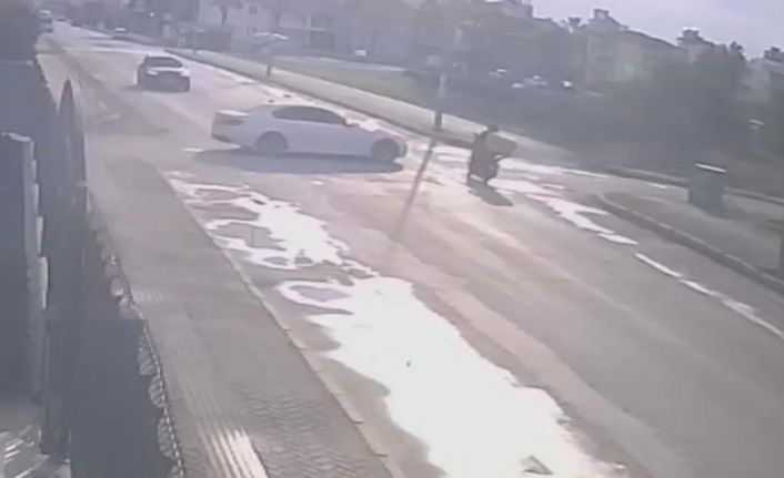 Otomobille çarpışan motokuryenin ağır yaralandığı kaza güvenlik kamerasına yansıdı