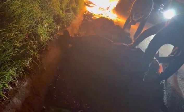 Otomobille çarpışan motosiklet alev topuna döndü: 1’i ağır 2 yaralı