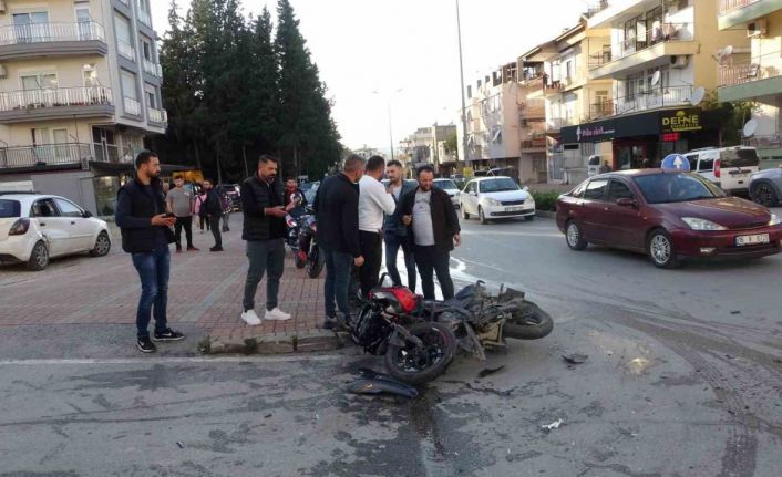 Otomobille çarpışan motosikletli, metrelerce havaya savruldu