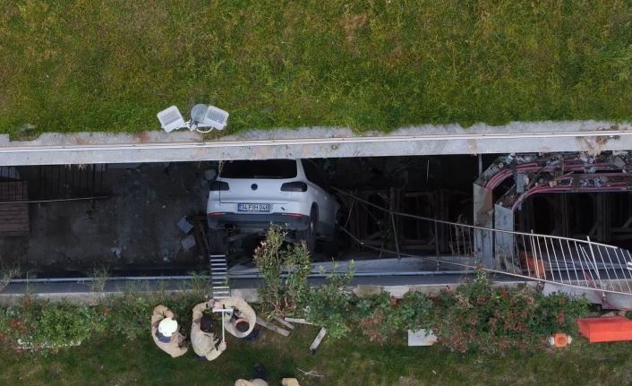 Otoparktan çıkan kadın sürücü araçlara çarparak boşluğa düştü