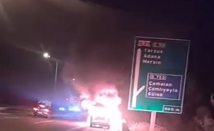 Otoyolda yanan otomobil kullanılamaz hale geldi