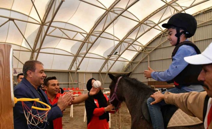 Özel özel ihtiyaç sahibi çocuklara atla terapi