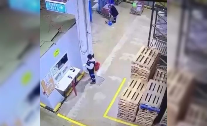 Paletlerin altında kalmaktan son anda kurtuldu