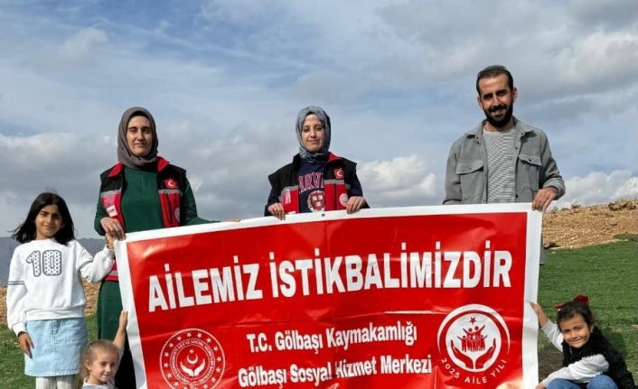 Paraşütle "Ailemiz istikbalimizdir" mesajı verildi