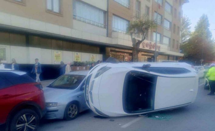 Park halindeki araçlara çarpan otomobil yan yattı: 1 yaralı