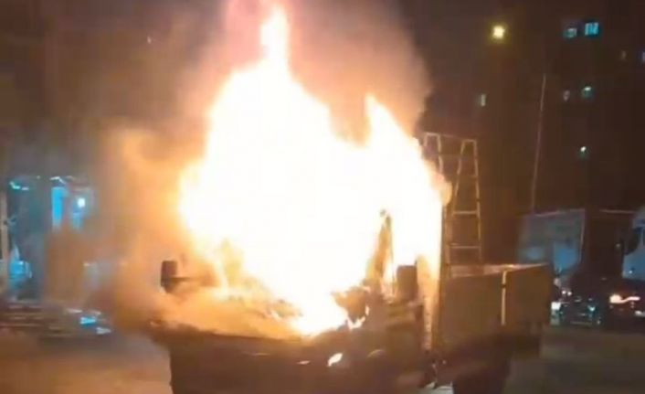 Park halindeki kamyonet alevlere teslim oldu