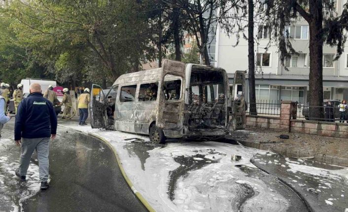 Park halindeki minibüs küle döndü; o anlar kamerada