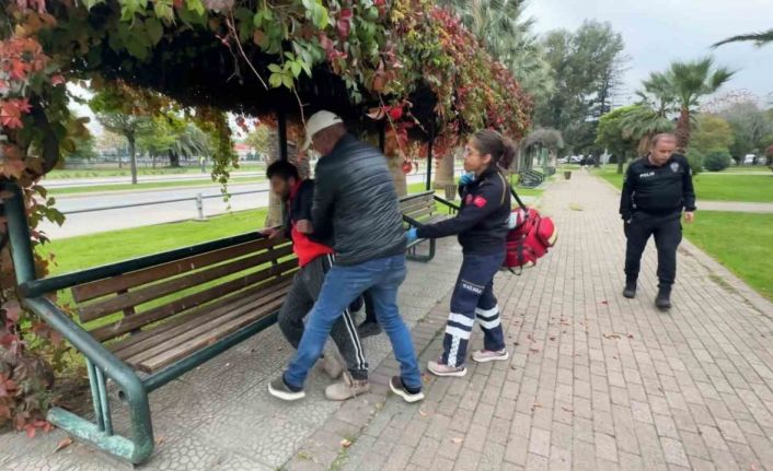 Parkta alkol alıp sızan şahıs hastanelik oldu