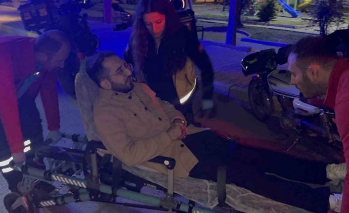 Parkta otururken tanımadığı şahıs tarafından bıçaklandı