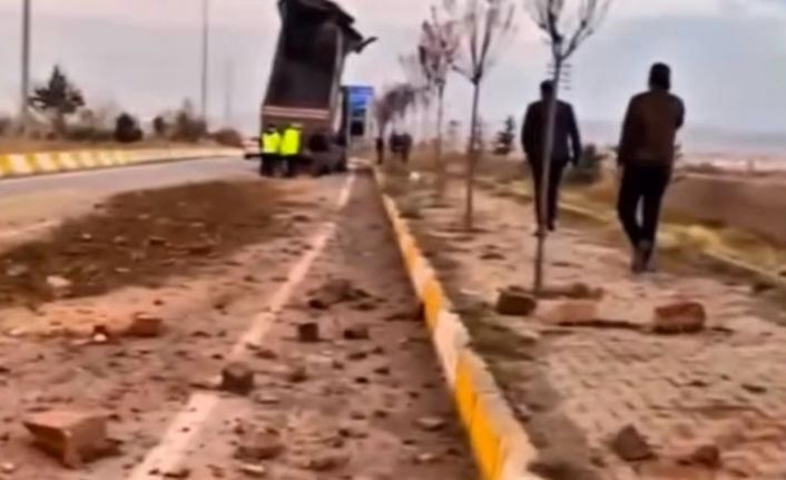 Patnos’ta damperi açık kalan tır kemere çarptı