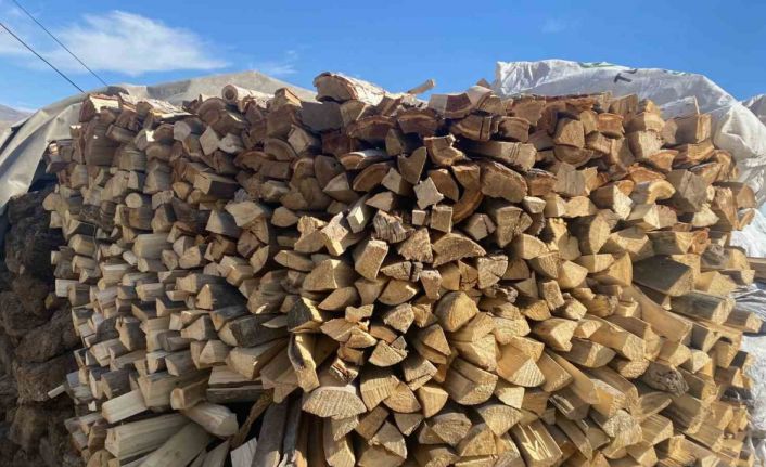 Patnos’ta kış yaklaşırken odun istifleme çalışmaları hız kazandı