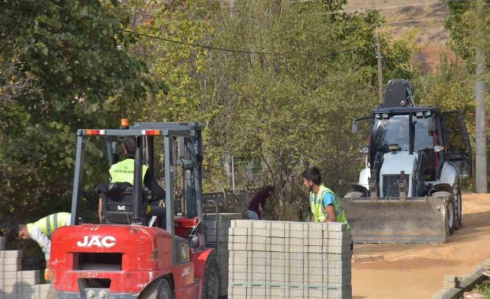 Pelitözü’nde cadde ve sokaklar kilit parke çalışmalarıyla güzelleşiyor