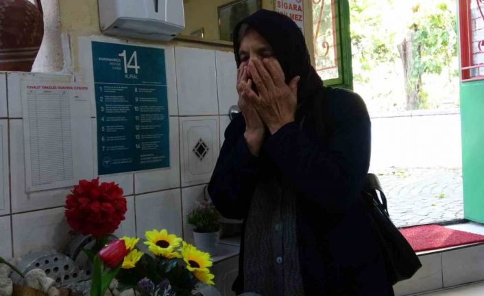 Pide yemeye gelip salondaki mezarlık başında dua ederek ayrılıyorlar