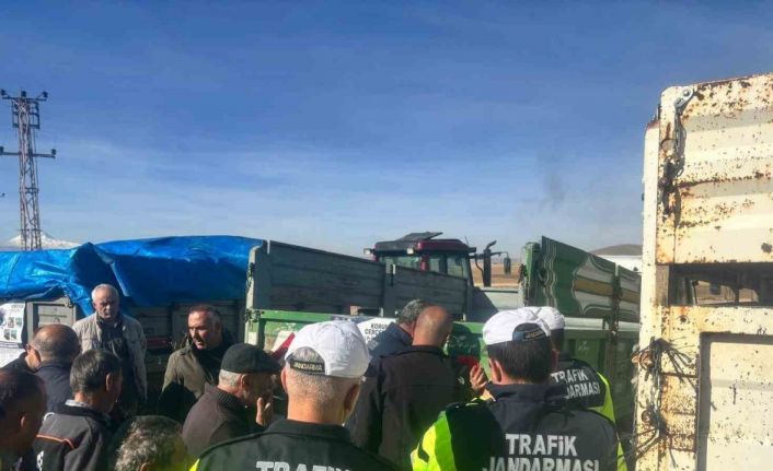 Pınarbaşı’nda traktörlere reflektör dağıtıldı