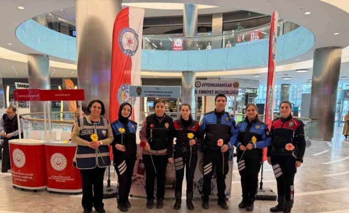 Polis kadına şiddetle mücadeleyi açtıkları stant ile anlattı