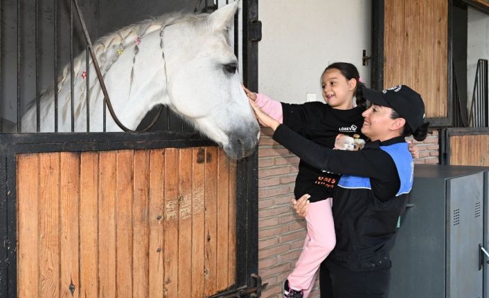 Polis lösemi hastası çocuklara at sevdirip, birlikte balon uçurdu