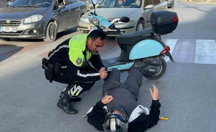 Polis memuru ambulans gelene kadar yaralının başından ayrılmadı