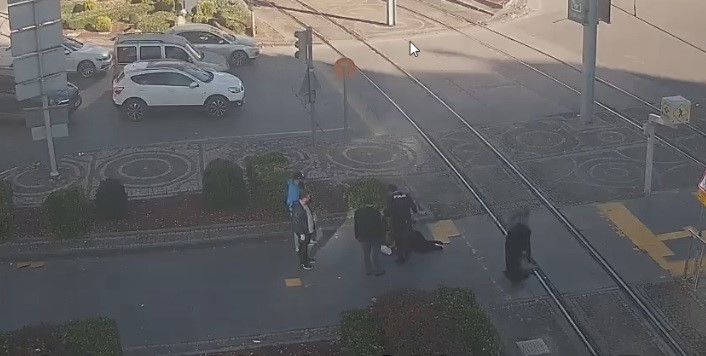 Polis, rahatsızlanan kadının yanından biran olsun bile ayrılmadı