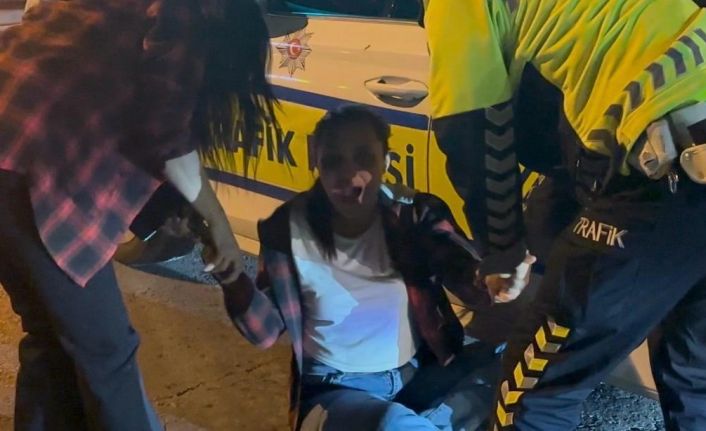 Polisin alkollü yolcuyla imtihanı kamerada