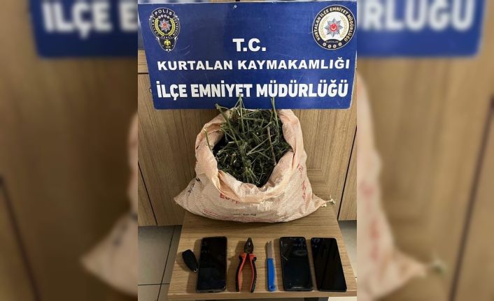 Polisin ’dur’ ihtarına uymayarak kaçan 3 kişinin üzerinden uyuşturucu çıktı