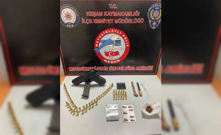 Polisin durdurduğu araçta uyuşturucu, tabanca ve mermi ele geçirildi