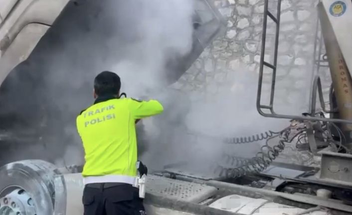 Polislerin hızlı müdahalesi, araç yangınını büyümeden önledi