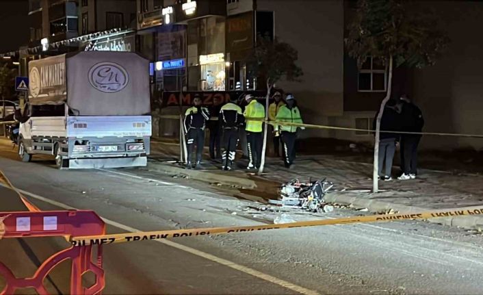 Polisten kaçan motosikletli, park halindeki kamyonete çarptı: 1 ölü 1 yaralı