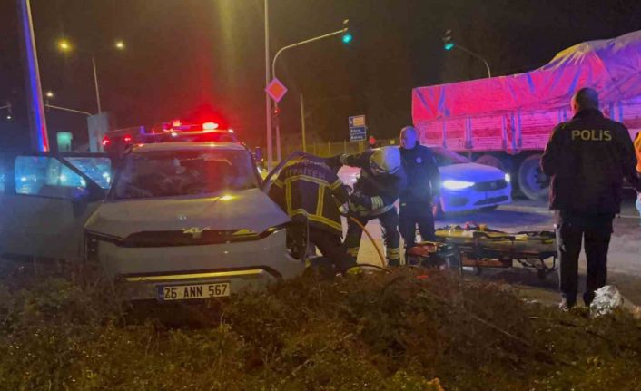 Porselen hammaddesi yüklü kamyon otomobille çarpıştı: 4 yaralı