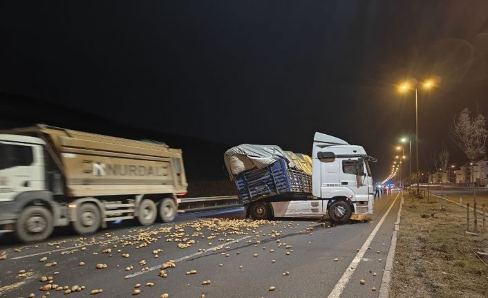 Rampa aşağı inen tır makasladı, onlarca kilo patates yola saçıldı