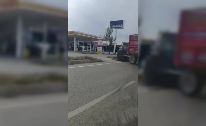 Refüjden yolun karşısına geçmek isteyen traktöre otomobil çarptı