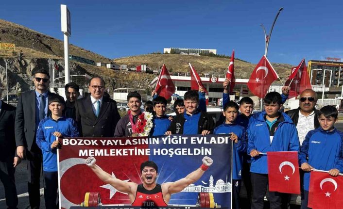 Rekor kırarak dünya şampiyonu olan milli halterci Muhammed Furkan Özbek, memleketinde davul ve zurna ile karşılandı