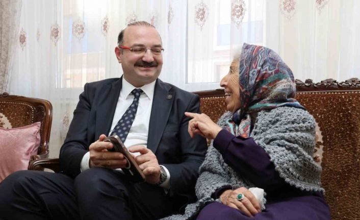 Rektör Hacımüftüoğlu’ndan anlamlı öğretmenler günü ziyareti