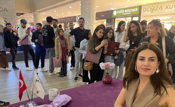 Rewşan, Mardian Mall’da plak imza gününde hayranlarıyla buluştu