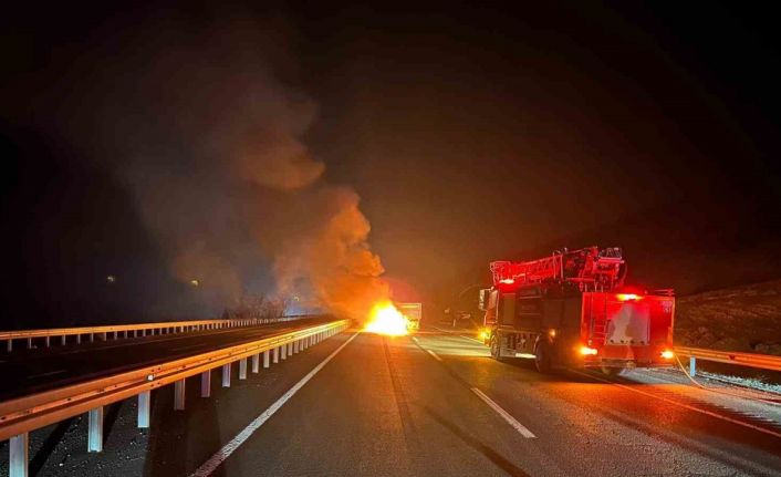 Römorka çarpan otomobil alev topuna döndü: 2 yaralı