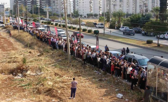 Saatlerce kuyruk beklediler, kimi istediğini aldı kimi alamadı