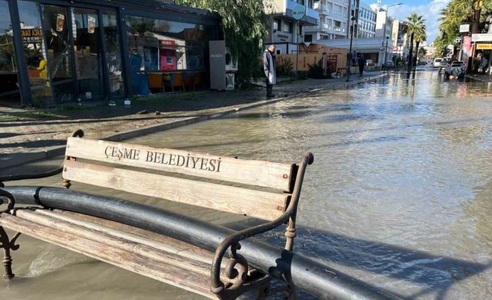 Sağanak yağış Çeşme’de sele neden oldu