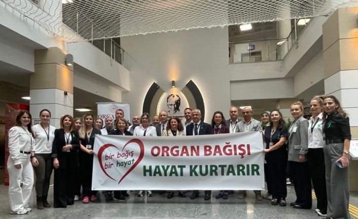 Sağlık çalışanları organ bağışının önemine dikkat çekmek için yeşil kurdele taktı